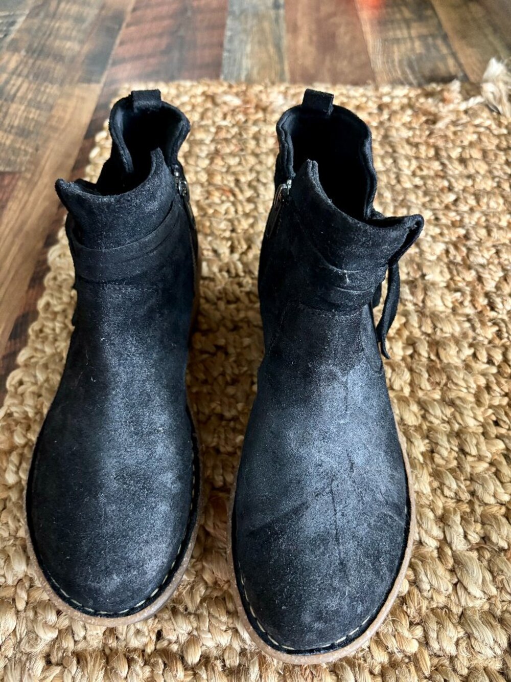 Børn Vaughn Black Distressed Suede Wedge Ankle Booties